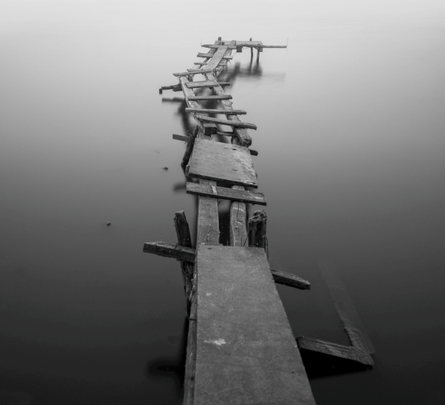 Ponton de bois en lambeaux