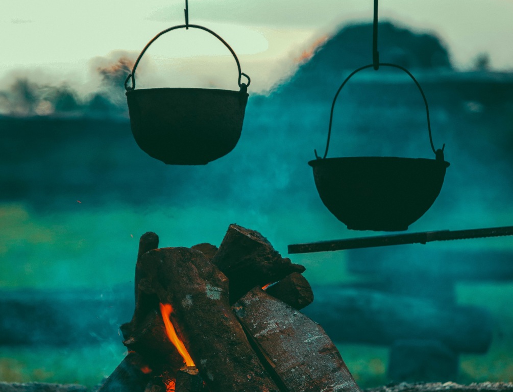 Chaudron sur un feu de camp